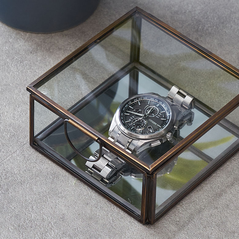 シンプルで無駄のない細身のフレームデザイン