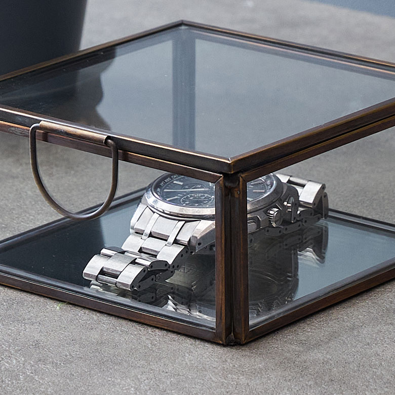 程よい重厚感もある真鍮のフレーム