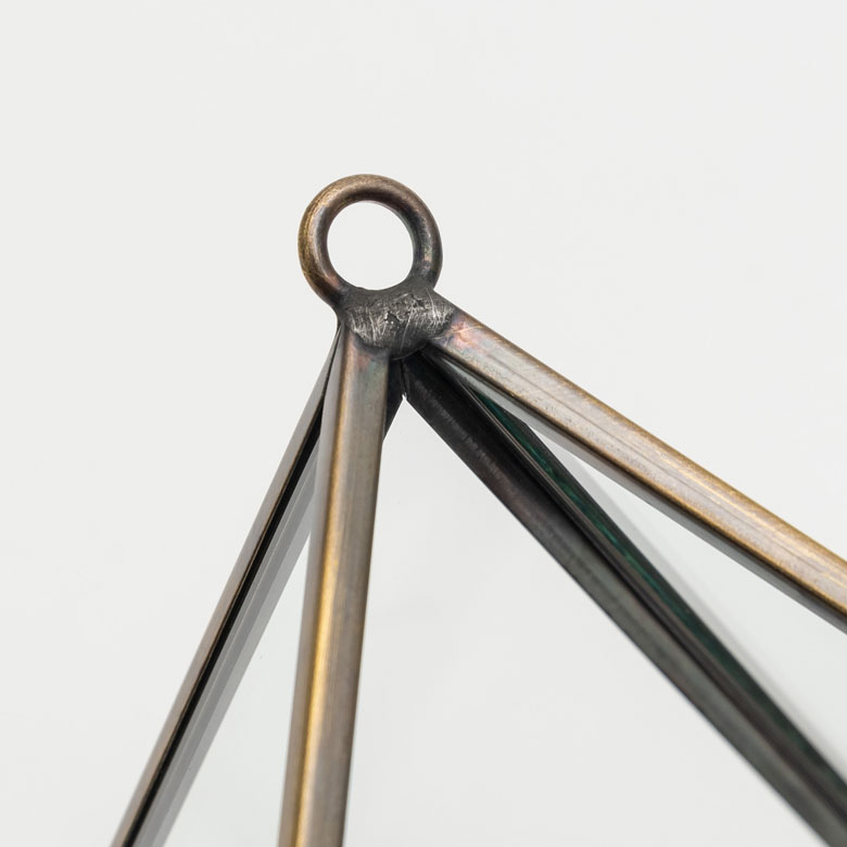 フックにチェーンやひもを通して、吊してお使いください