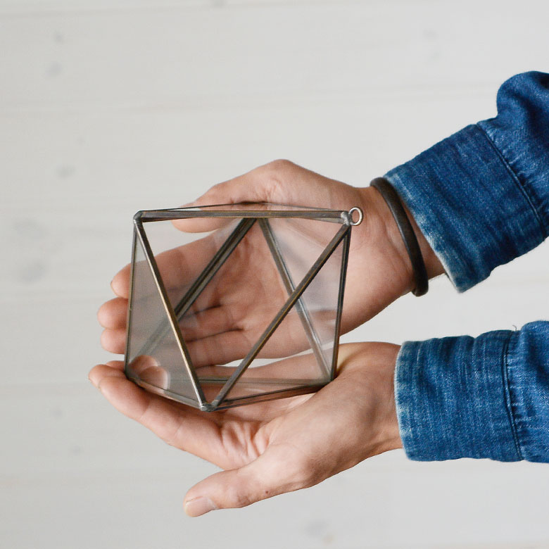 150gと軽いので、手で持っても使えます