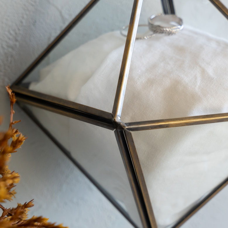 程よい重厚感もある真鍮のフレーム