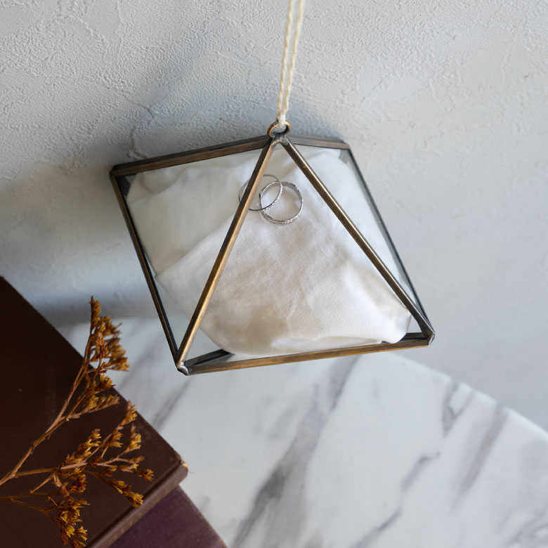 華奢なデザインのリングやピアスの収納に