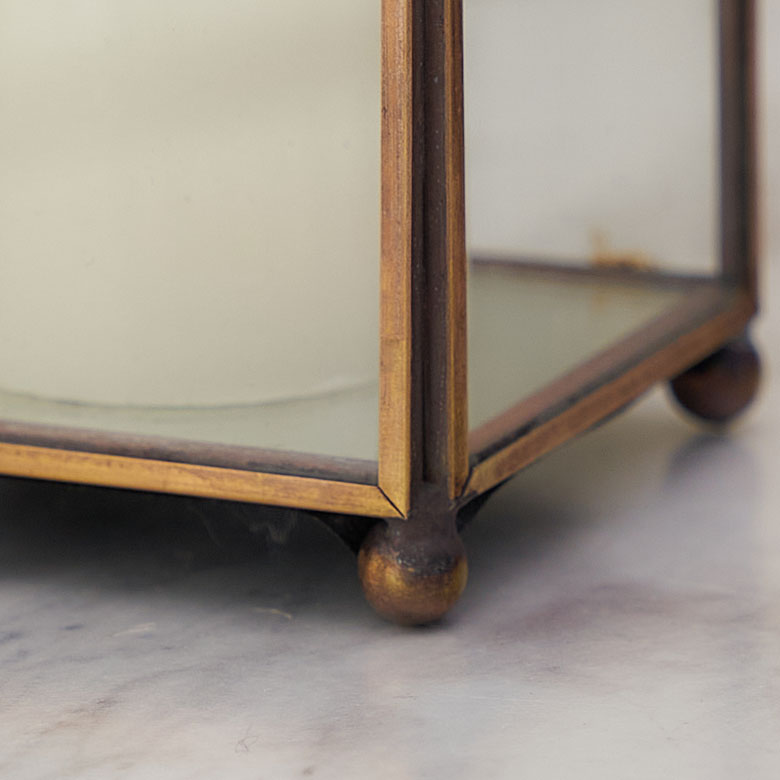 程よい重厚感もある真鍮のフレーム