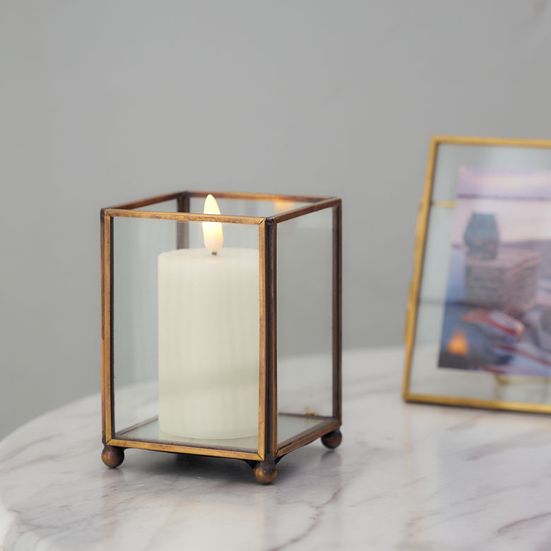 側面が全面ガラスで灯りの映りも美しいキャンドルホルダー