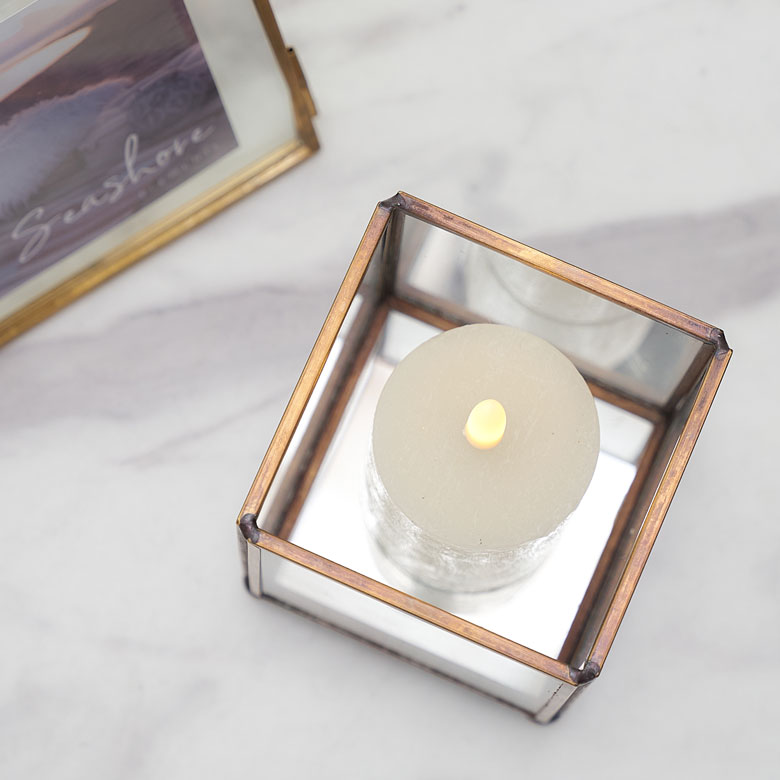上品で落ち着いた印象のキャンドルホルダー