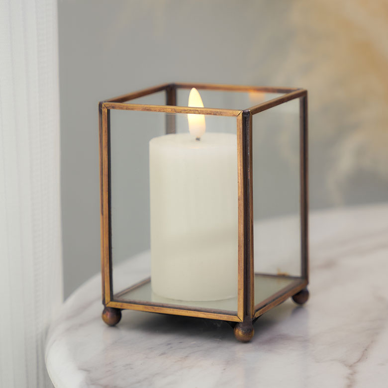 シンプルで無駄のない細身のフレームデザイン