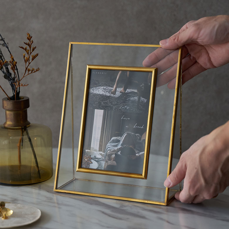 何気ないポストカードを入れるだけでも、洗練された雰囲気に