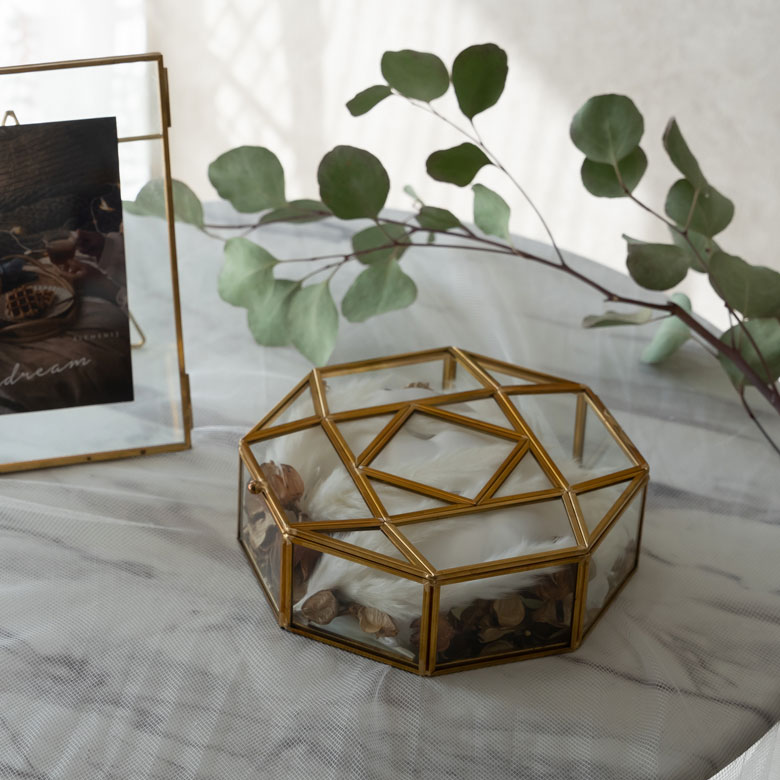 シンプルで無駄のない細身のフレームデザイン