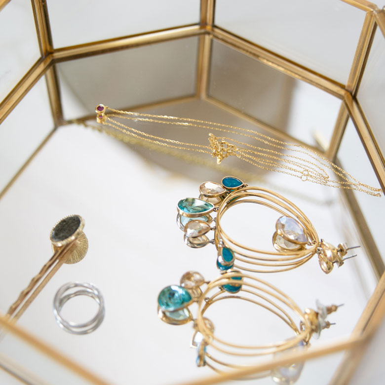 底がミラーになっていてアクセサリーや小物をさらに素敵に見せてくれます