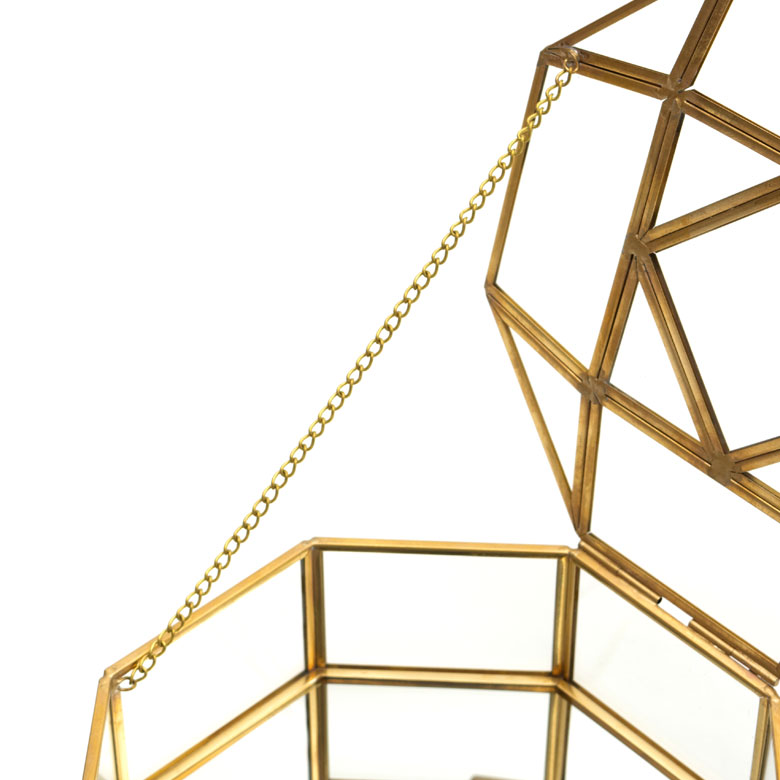 フタにチェーンストッパーがついているので、開けた状態のままで飾ることもできます