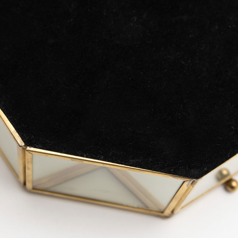 底面には裏張りが貼られており、傷も付きにくく安心してお使い頂けます