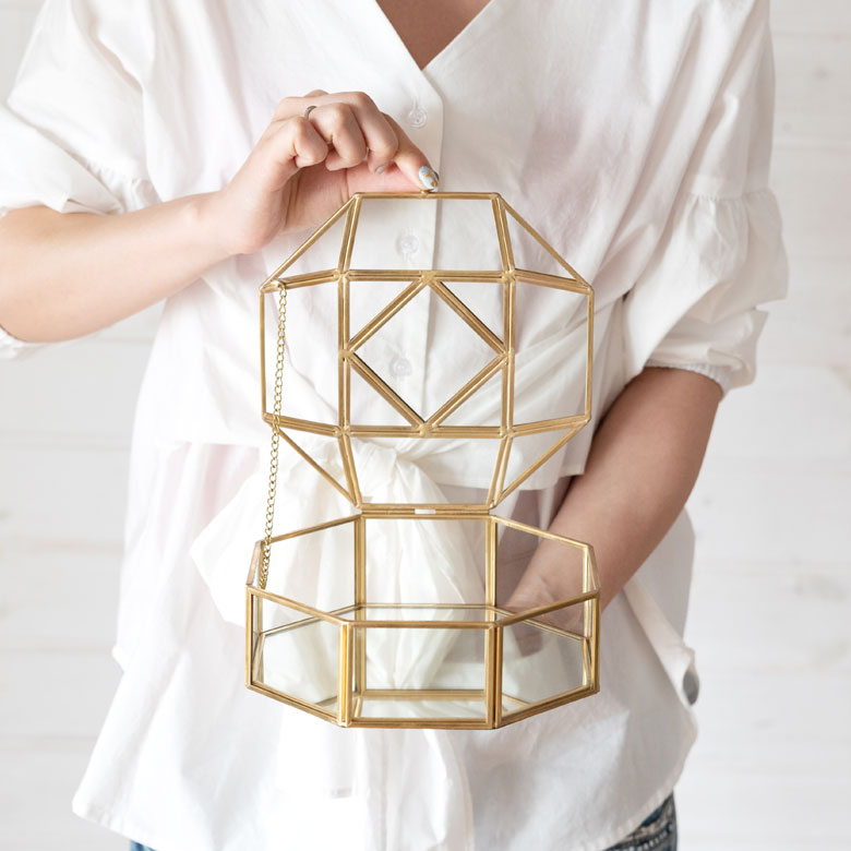 大きめのピアスや時計も収納できるサイズです。