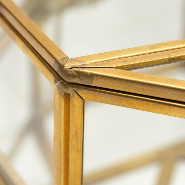 アンティーク加工で、黒ずんだような風合いの部分があります