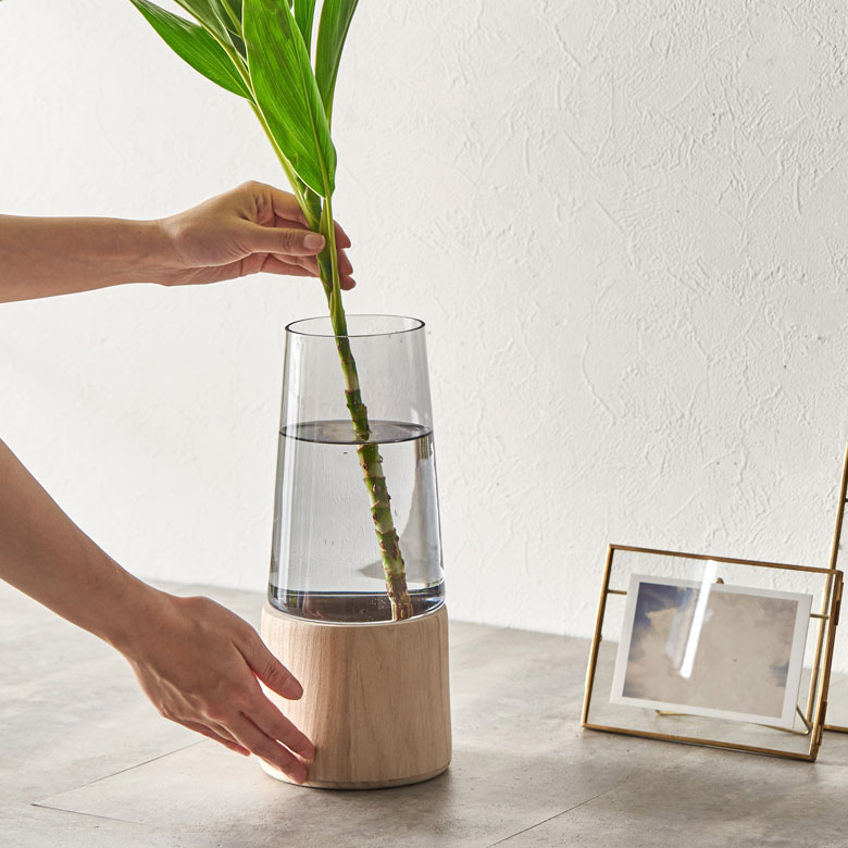 程よい透明感の花びん