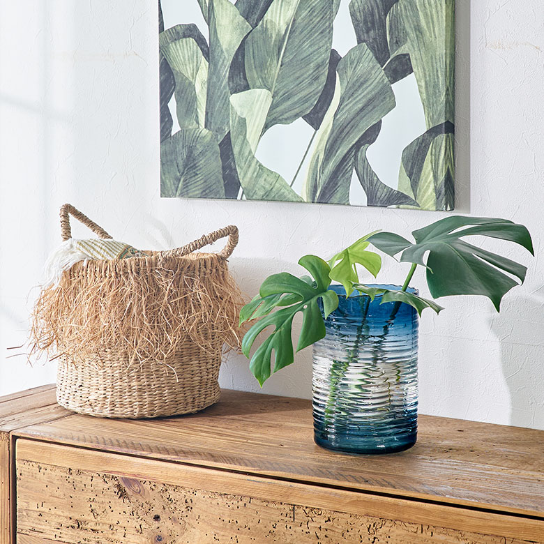 涼しげなブルーのフラワーベース