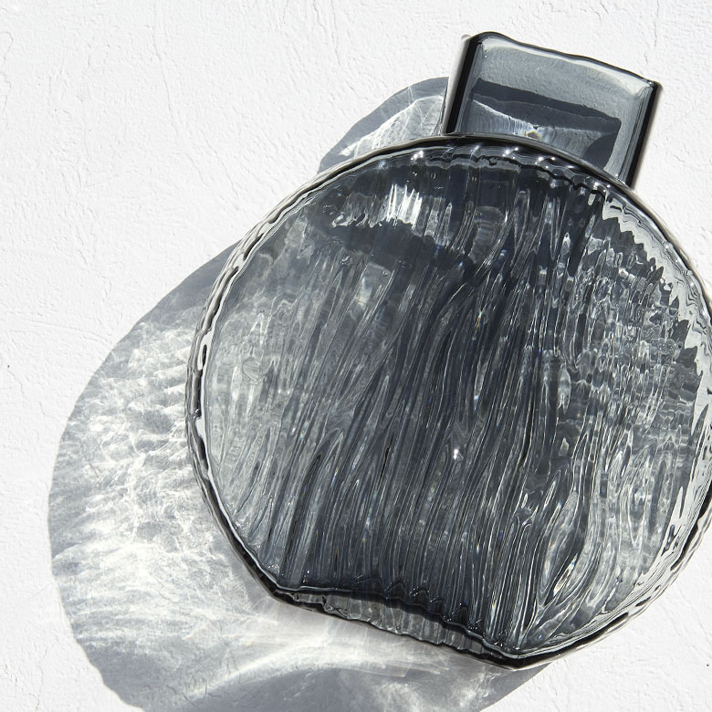 影まで美しい花瓶