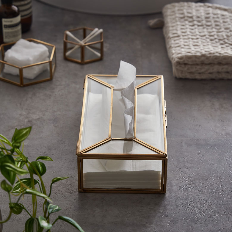 シンプルで無駄のない細身のフレームデザイン