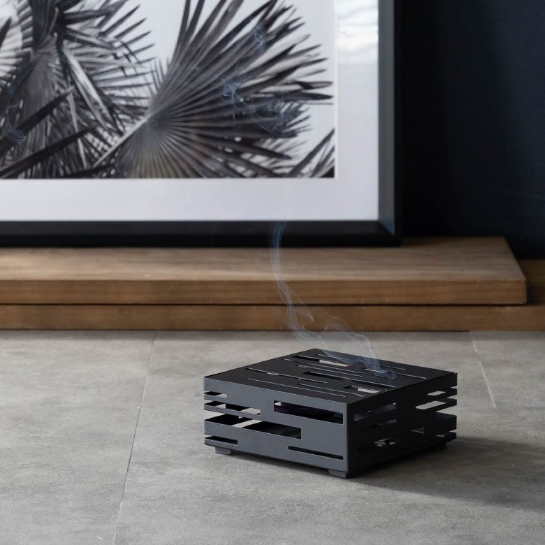 角度によって表情が違うオブジェのような蚊遣り