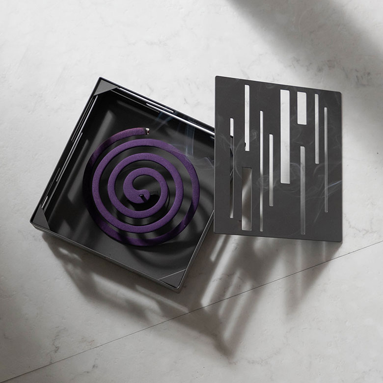 デザインだけでなく機能性も優れた蚊取り線香入れ