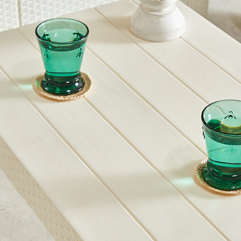 ラタン調のプラスチック素材で、水に濡れても安心