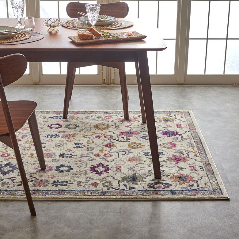 スペースダイ糸を使用し、クロスウーブンの技法で仕上げたラグは特別な美しさ