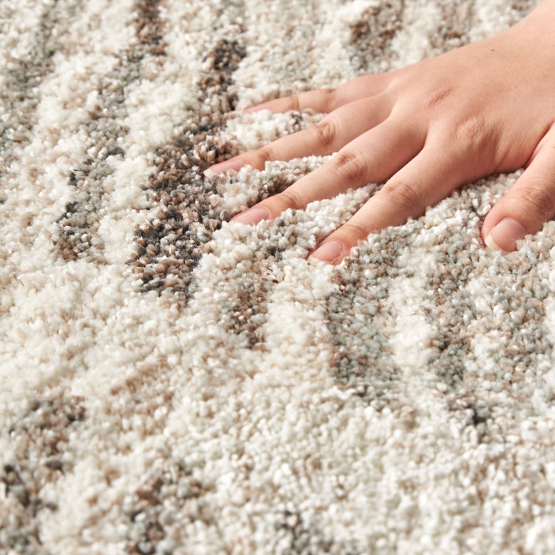 柔らかく、ふわっと沈み込むようなラグ