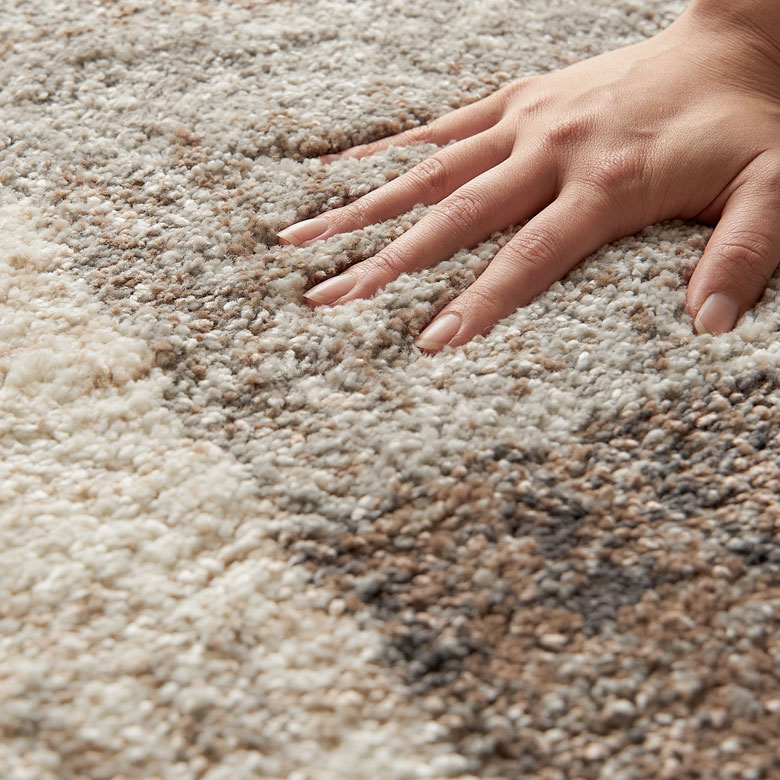 柔らかく、ふわっと沈み込むようなラグ