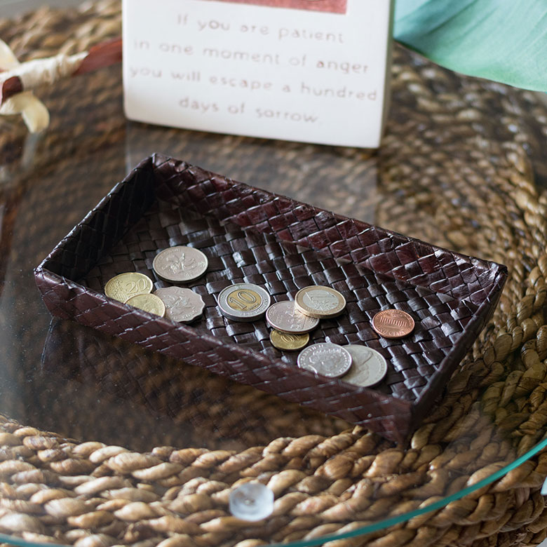 天然素材ならではの質感を楽しむ パンダン製のキャッシュトレイ