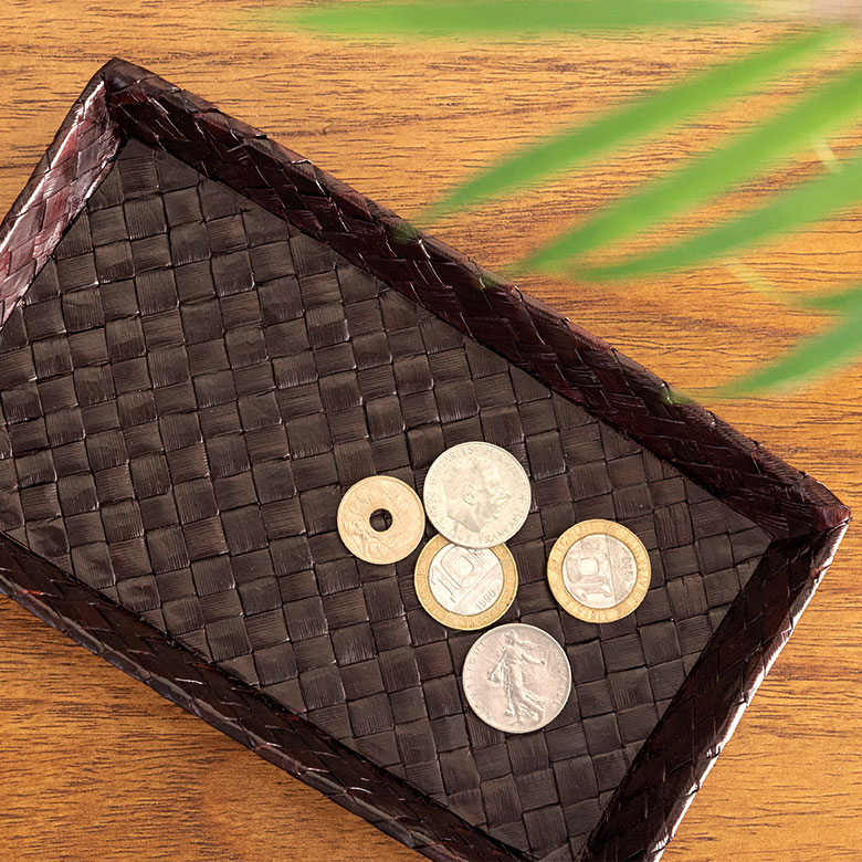 レザーのような質感で高級感を演出