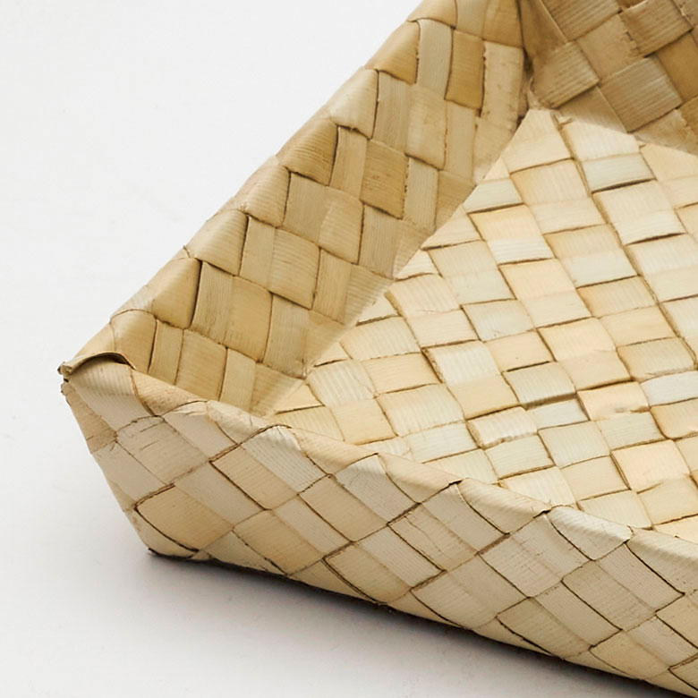 1つ1つ手作業によって編まれたパンダン