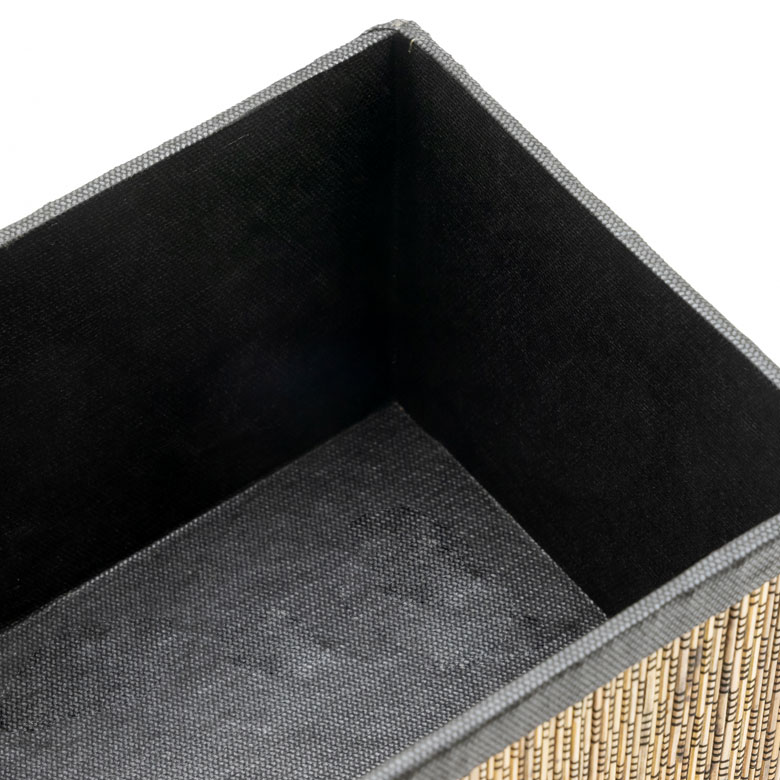 内側と裏面は不織布が張られています