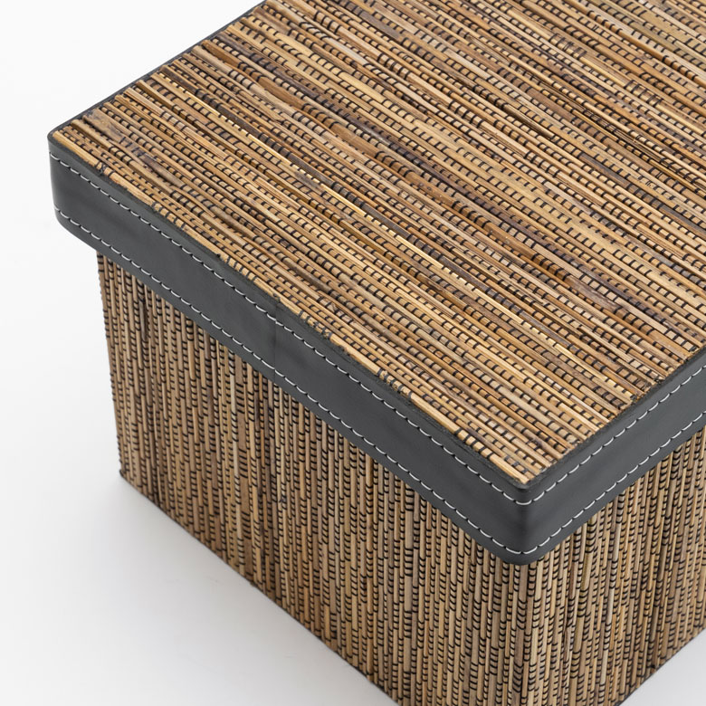 高級感のあるフェイクレザーを使用