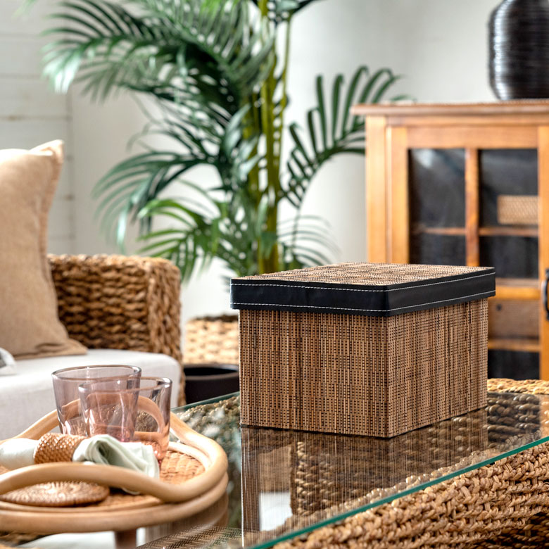 リビングやデスク周りの小物収納、メイク用品やCDやDVD入れ