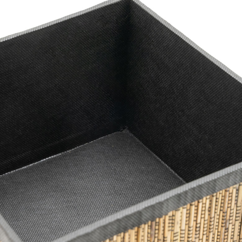 内側と裏面は不織布が張られています