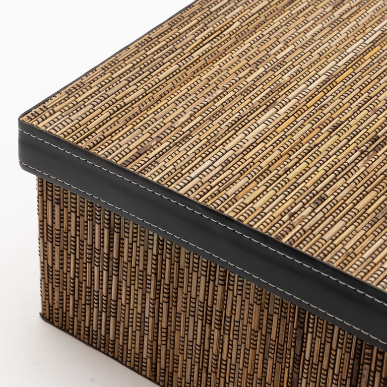 高級感のあるフェイクレザーを使用