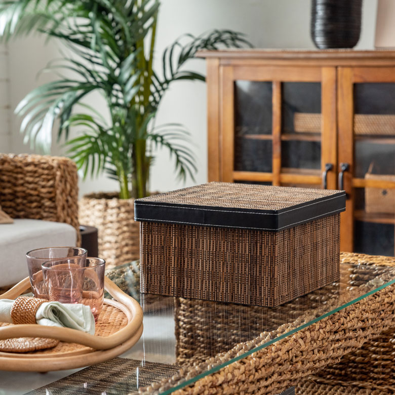 リビングやデスク周りの小物収納、メイク用品やCDやDVD入れ