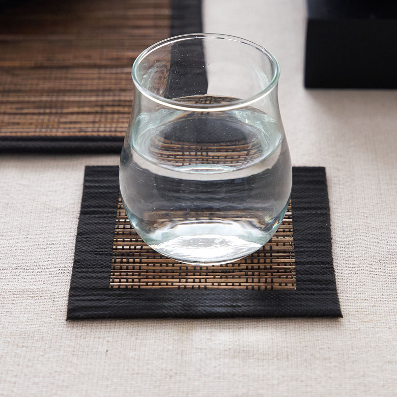 職人さんたちが丁寧に人の手で編み込み仕上げています