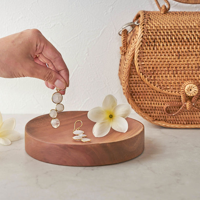 丁寧で重厚感のある無垢材木製トレイ