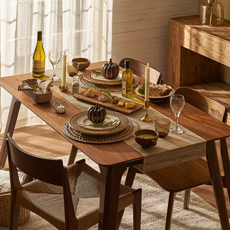 テーブルに飾れば、季節感のあるダイニングコーディネートに