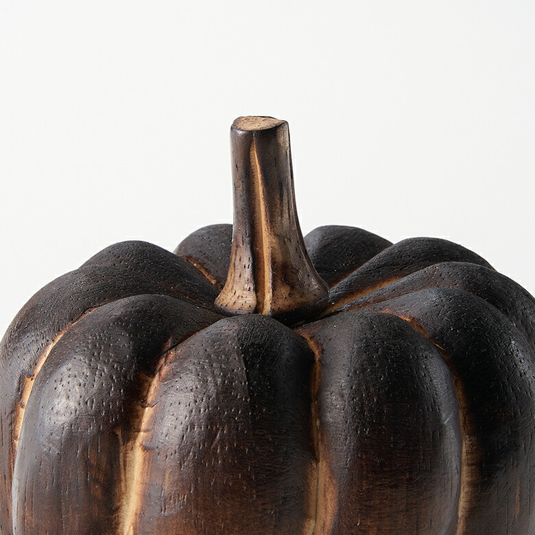 木を焦がして生み出した、深みのある色合い