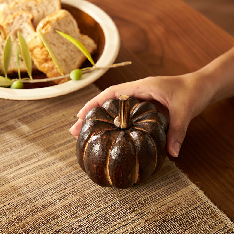 カウンターや棚の上、玄関など、どこにでも飾りやすい手のひらサイズ