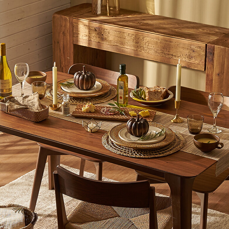 テーブルに飾れば、季節感のあるダイニングコーディネートに