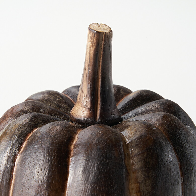 木を焦がして生み出した、深みのある色合い