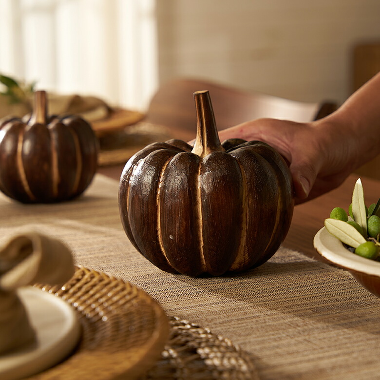カウンターや棚の上、玄関など、どこにでも飾りやすいサイズ