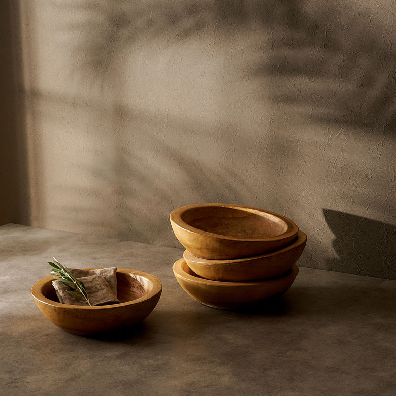 どんなインテリアにも合わせやすいシンプルデザインの木製ボウル
