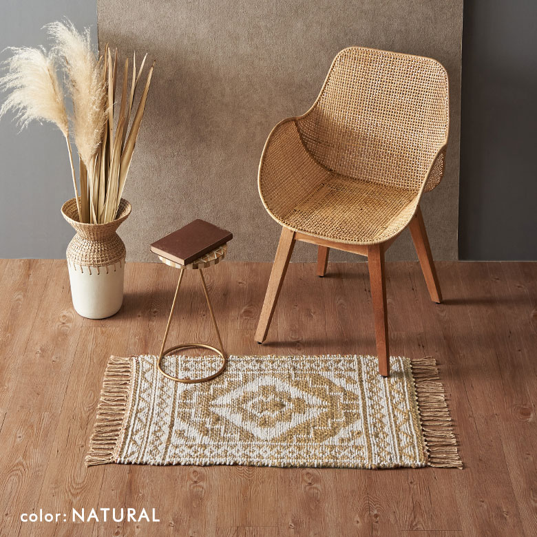 リビングや玄関に。お部屋に馴染みやすいラグ