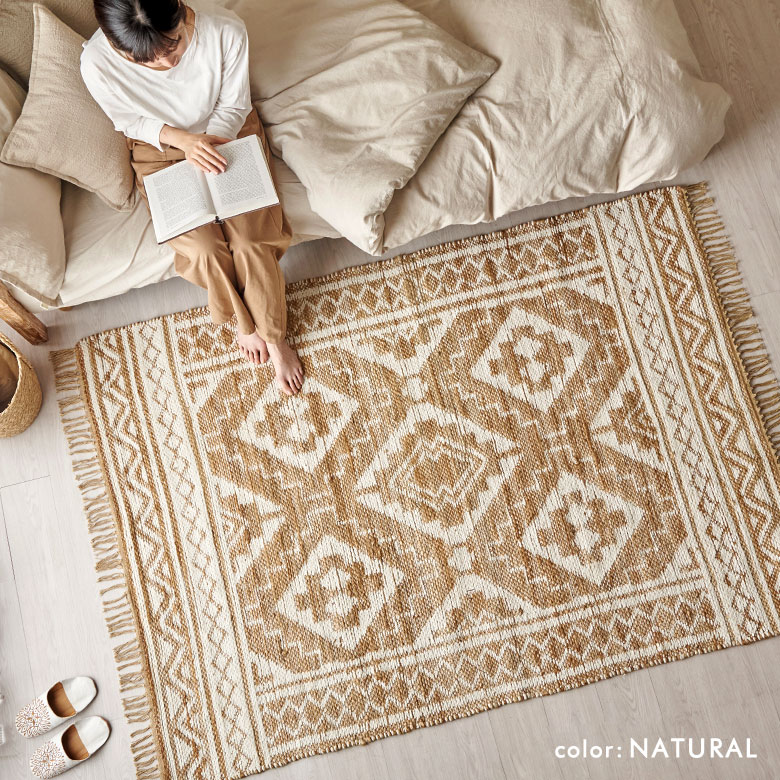 ソファの足元やベッドサイドにも使えるラグマット