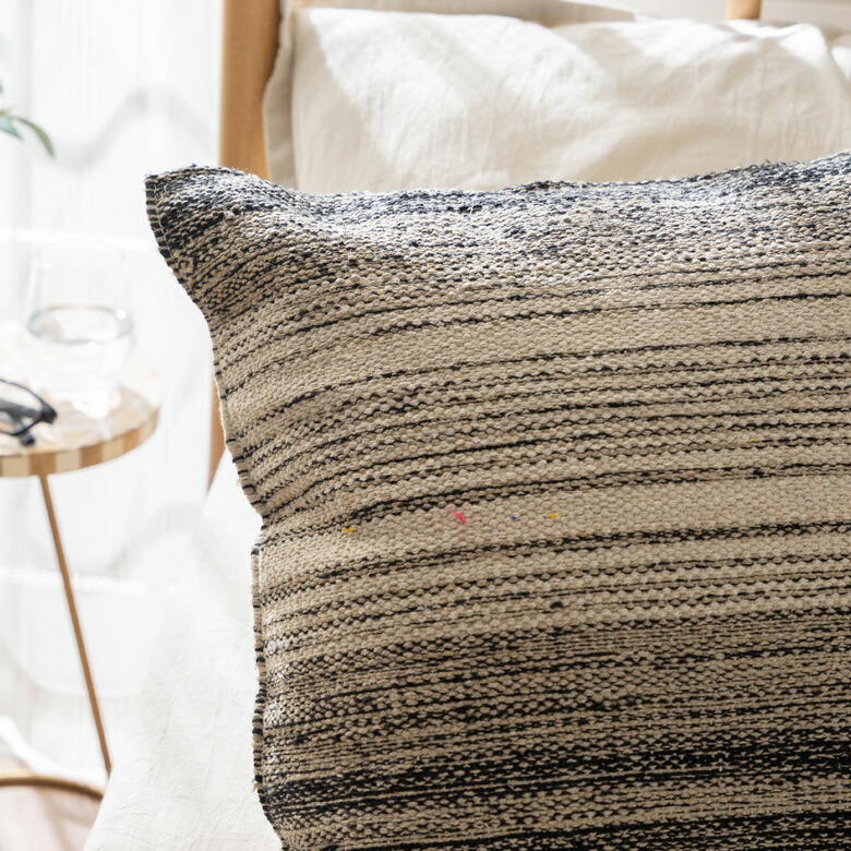 太めの糸を使って織り上げた生地は、織り目がポコポコして可愛らしい質感