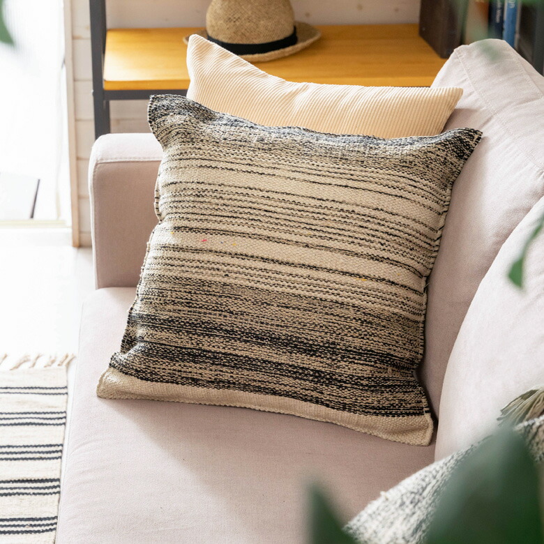 ランダムなストライプ模様がおしゃれなクッションカバー