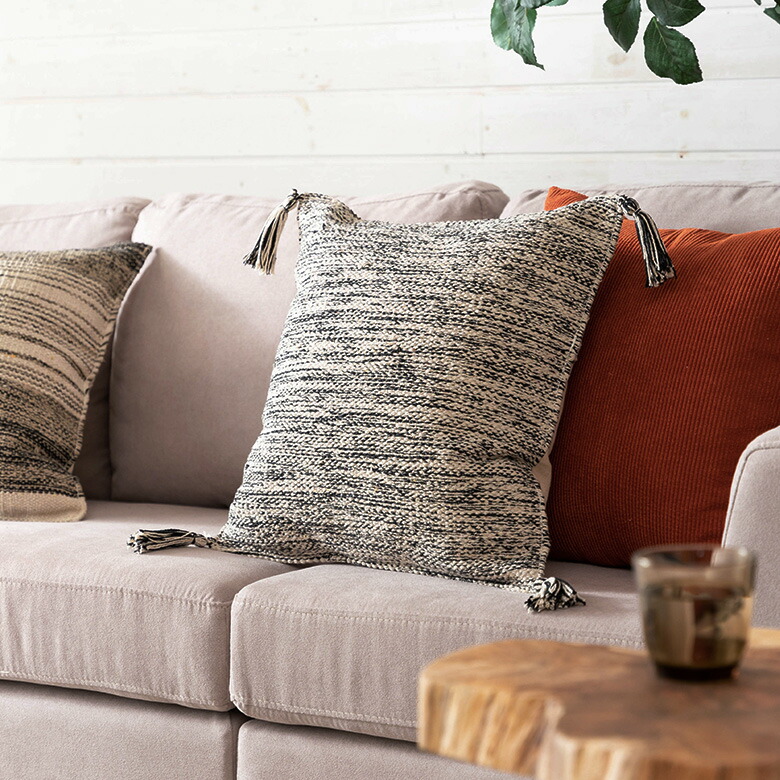 手織り生地の、風合いを味わう 綿100％のモノトーンクッションカバー